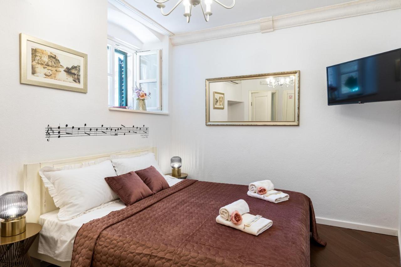 Music Hideout Old Town Apartman *